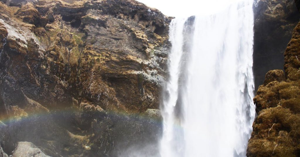 découvrez eyjafjallajökull, le célèbre volcan islandais connu pour son éruption spectaculaire et son impact mondial sur le trafic aérien. explorez son histoire géologique et ses paysages impressionnants.