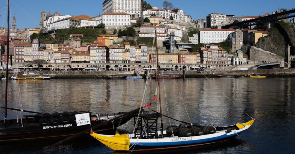 découvrez porto, une ville portuaire charmante du portugal, célèbre pour ses ruelles pittoresques, son vin renommé et son patrimoine historique unique.