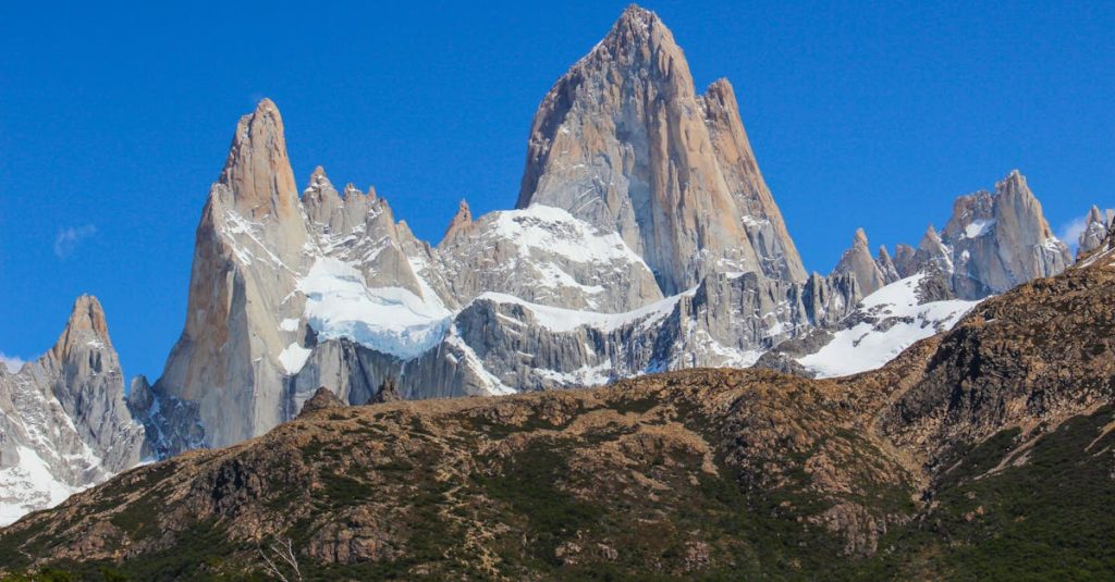 découvrez les magnifiques montagnes d'argentine, des paysages époustouflants parfaits pour les randonnées, l'aventure et la nature.