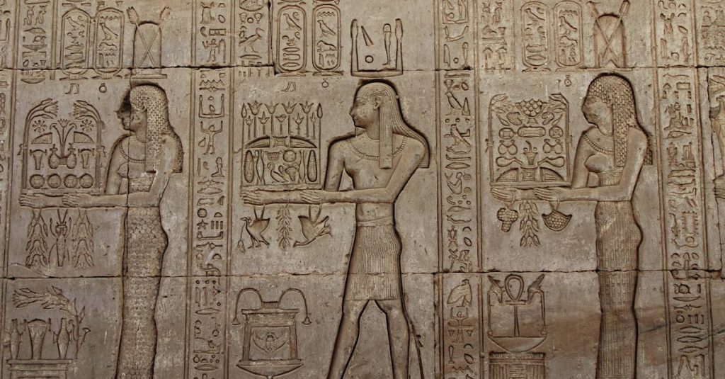 découvrez une sélection unique de souvenirs égyptiens authentiques, parfaits pour revivre la magie de l'égypte chez vous.