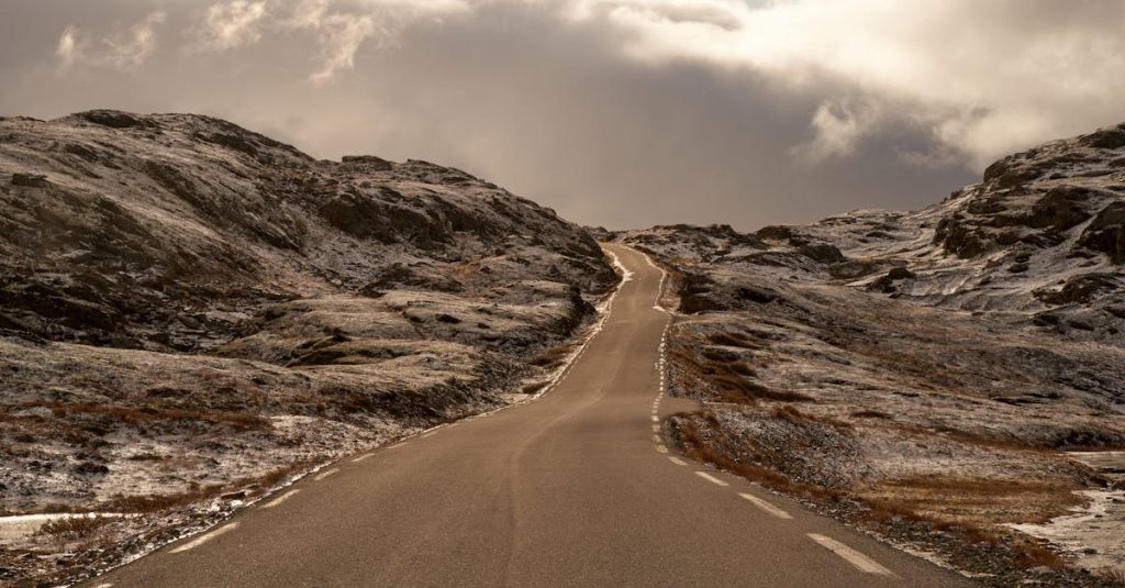 découvrez les paysages époustouflants de la norvège lors d'un road trip inoubliable à travers fjords, montagnes et villages pittoresques.