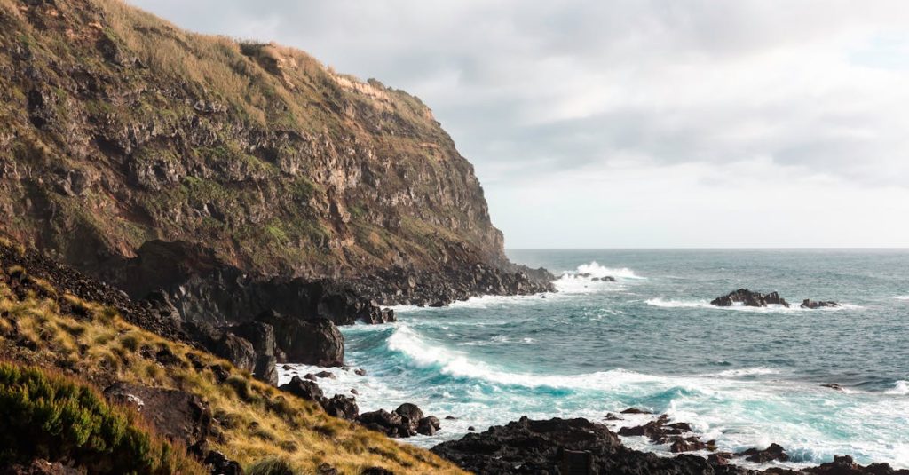 découvrez les magnifiques îles portugaises, leurs paysages époustouflants, plages paradisiaques et richesses culturelles uniques pour des vacances inoubliables.