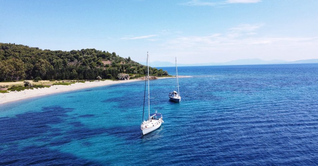 découvrez skiathos, une île grecque paradisiaque réputée pour ses plages idylliques, ses eaux cristallines et son ambiance conviviale. parfait pour des vacances inoubliables entre nature et culture.