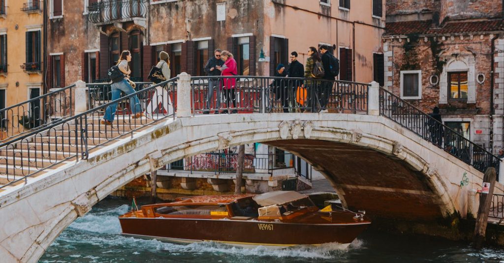découvrez les incontournables de venise avec nos visites guidées : balade en gondole, découverte des monuments historiques et secrets de la sérénissime.