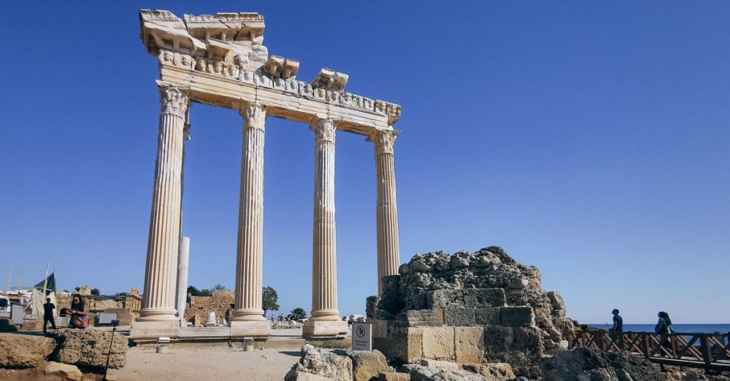 découvrez l'acropole de lindos, un site archéologique spectaculaire en grèce offrant des vues panoramiques, des ruines antiques et un riche patrimoine historique.