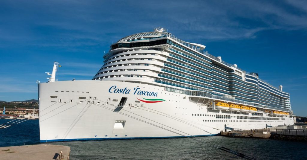 découvrez les salaires des membres d'équipage sur les navires de croisière et les opportunités de carrière dans l'industrie maritime.