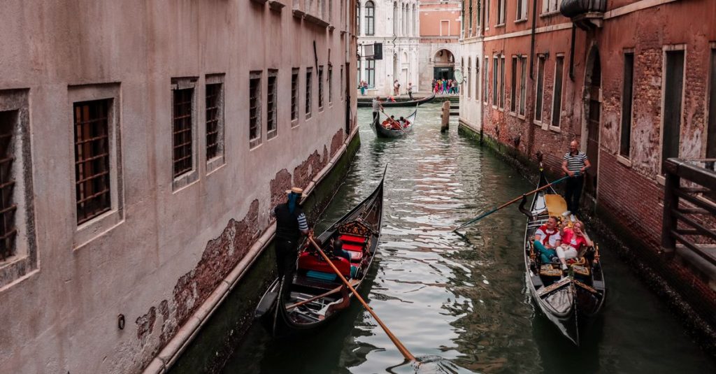 découvrez tout sur le salaire d'un gondolier : revenus moyens, facteurs influençant la rémunération et perspectives de carrière dans ce métier emblématique de venise.