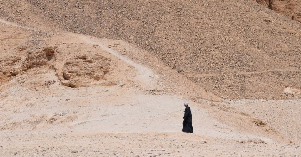 découvrez les vêtements adaptés pour voyager en égypte : confort, protection solaire et style pour un séjour réussi dans le désert et les villes historiques.