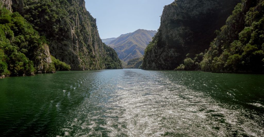 découvrez le lac koman, un joyau naturel en albanie, célèbre pour ses paysages spectaculaires et ses excursions en bateau inoubliables.