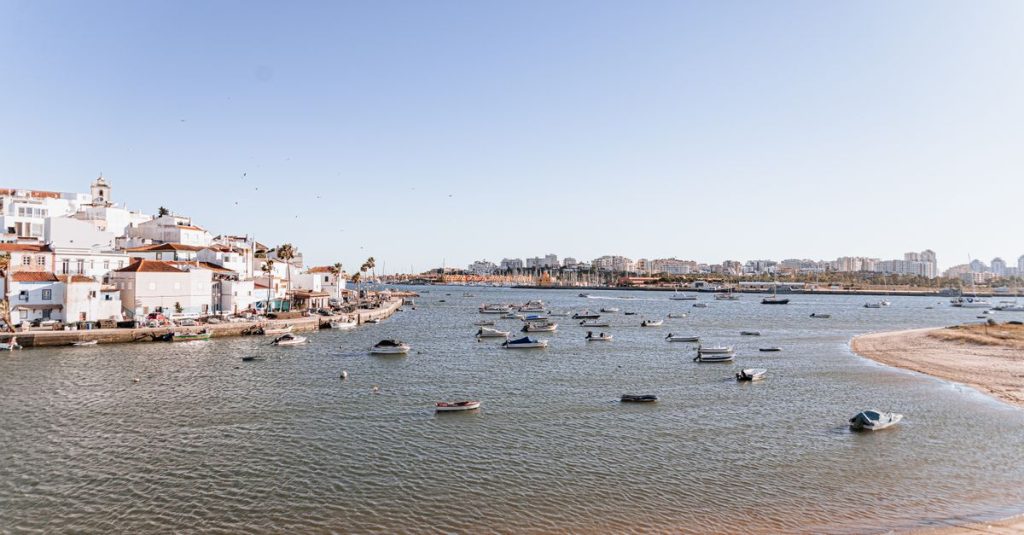 découvrez portimão, une charmante ville côtière du portugal réputée pour ses plages magnifiques, sa gastronomie savoureuse et son ambiance conviviale, idéale pour des vacances inoubliables.