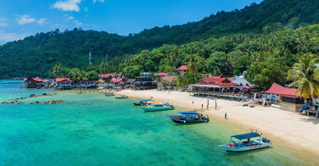 découvrez tioman island, une île paradisiaque en malaisie réputée pour ses plages de sable blanc, ses eaux cristallines et sa nature préservée. parfaite pour la plongée, la randonnée et la détente.