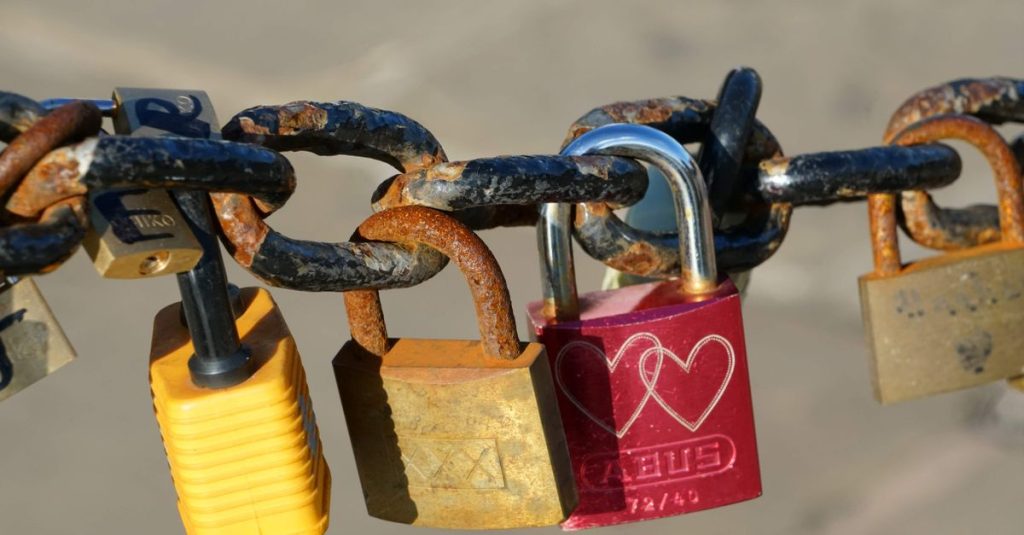 découvrez comment réinitialiser facilement le cadenas tsa007 pour garantir la sécurité optimale de vos bagages lors de vos voyages.