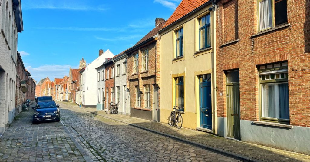 découvrez un itinéraire de marche à bruges pour explorer ses ruelles pittoresques, monuments historiques et charmants canaux en toute simplicité.