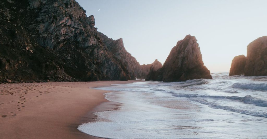 découvrez les plus belles plages près de lisbonne, idéales pour se détendre, nager et profiter du soleil au portugal.