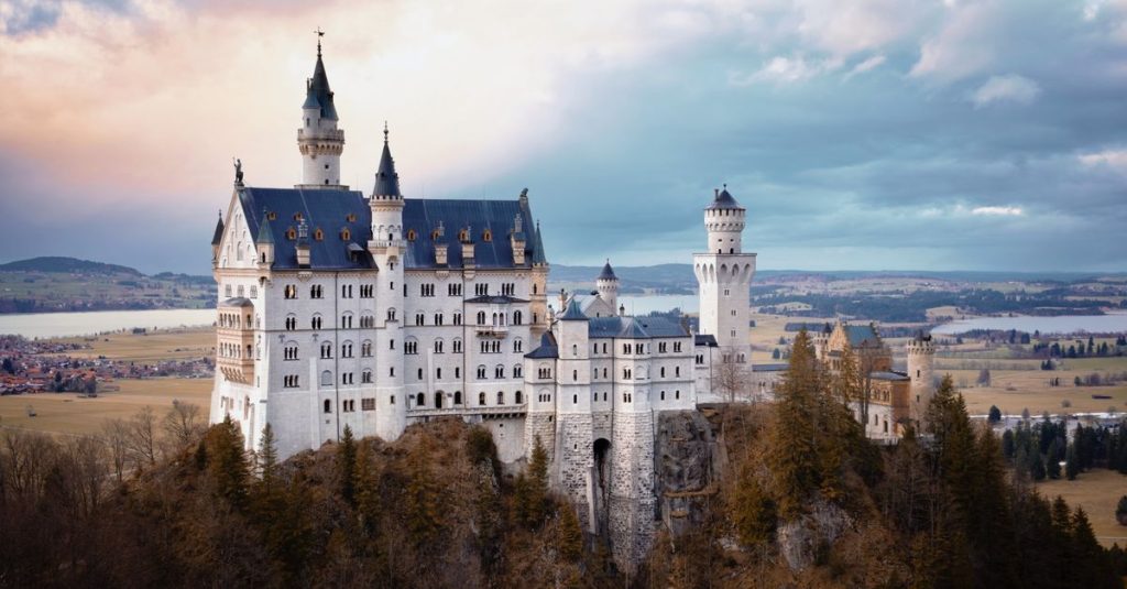 découvrez le château disney en allemagne, un lieu magique alliant l'univers féerique de disney et le charme historique allemand, idéal pour toute la famille.