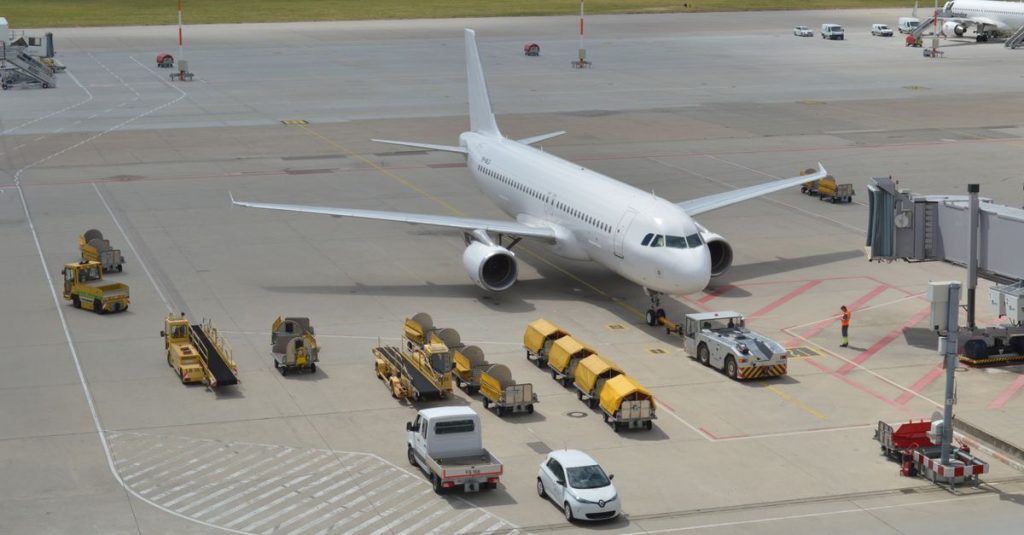 découvrez les mesures efficaces de contrôle des drogues dans les aéroports pour assurer la sécurité et la conformité aux régulations internationales.