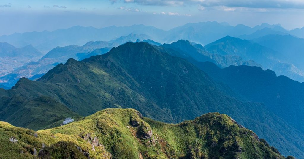 découvrez les plus hautes montagnes du monde, leurs sommets impressionnants et les aventures inoubliables qu'elles offrent aux passionnés d'alpinisme et de nature.