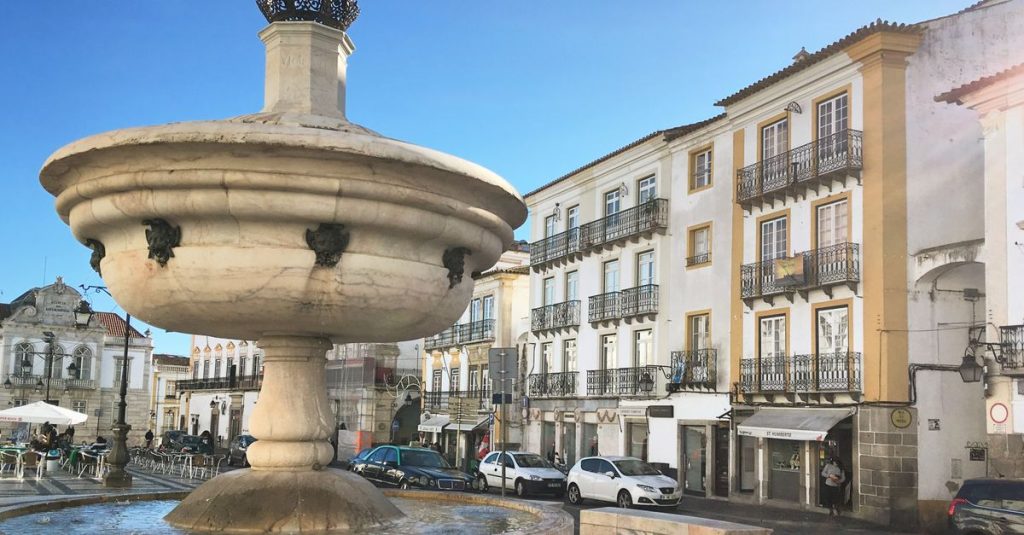 découvrez loulé, une charmante ville portugaise reconnue pour son marché traditionnel, son riche patrimoine culturel et ses paysages magnifiques. parfaite pour une escapade authentique au cœur de l'algarve.