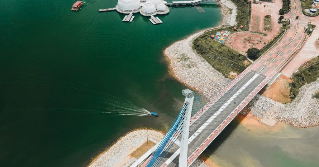 découvrez putrajaya, la ville administrative moderne de la malaisie, célèbre pour son architecture impressionnante, ses vastes parcs et ses paysages urbains harmonieux.