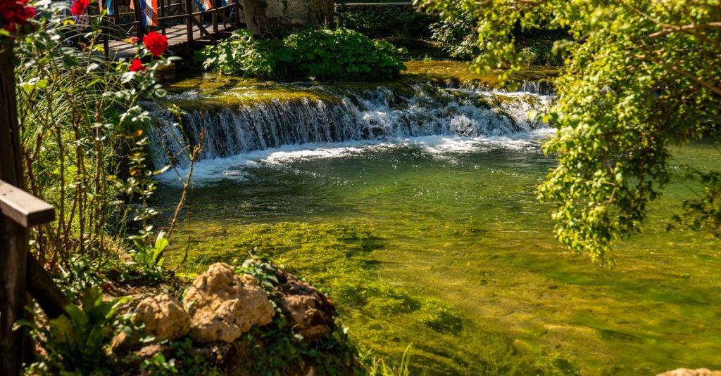 découvrez rastoke, un village pittoresque célèbre pour ses moulins à eau et ses paysages naturels époustouflants. plongez au cœur de la nature et de l'histoire croate.