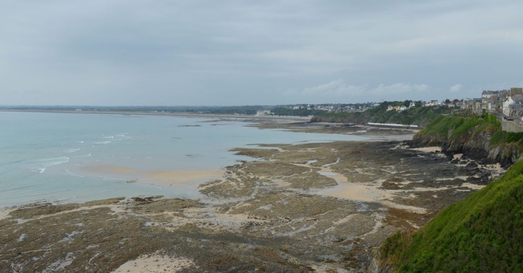 découvrez les meilleurs spots de surf en normandie, des plages idéales pour tous niveaux, avec des vagues parfaites et un cadre naturel exceptionnel.