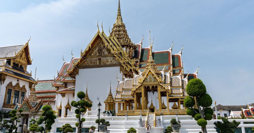 découvrez les attractions incontournables de bangkok : temples majestueux, marchés animés, vie nocturne vibrante et culture unique au cœur de la thaïlande.