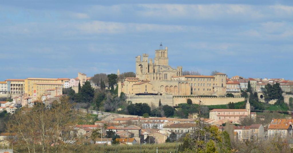 découvrez béziers, une charmante ville du sud de la france riche en histoire, culture et paysages pittoresques. parfaite pour des vacances mémorables entre patrimoine et gastronomie.