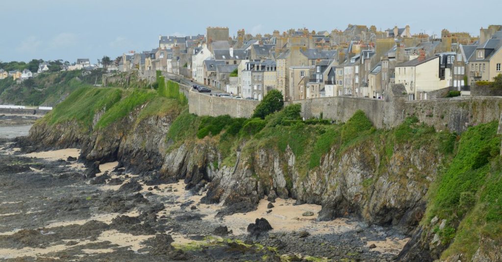 découvrez les charmantes villes de bretagne, leur histoire riche, leur culture authentique et leurs paysages pittoresques.