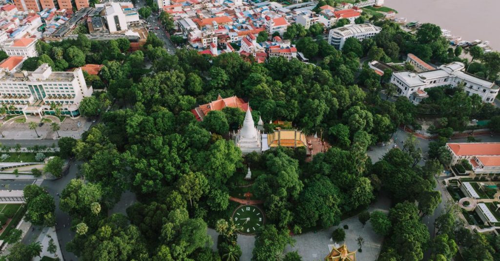 découvrez le cambodge, un pays riche en histoire, culture et paysages magnifiques, avec ses temples emblématiques, sa cuisine savoureuse et ses habitants chaleureux.