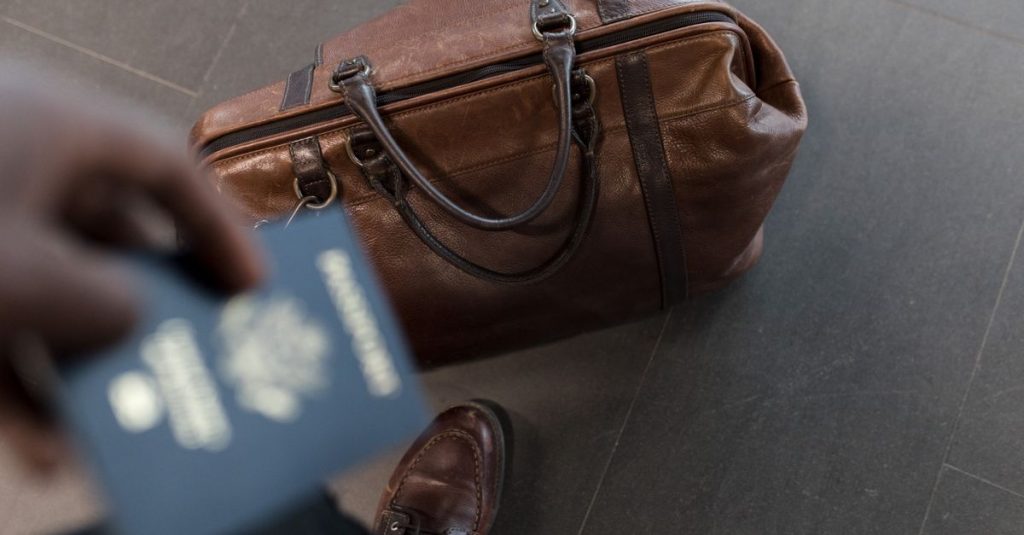 découvrez les indispensables à emporter dans votre bagage cabine pour un voyage léger et organisé.