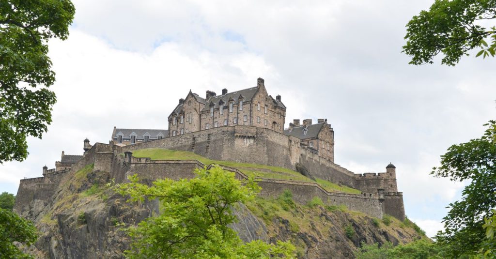 découvrez l'histoire fascinante et l'architecture impressionnante des châteaux, symboles du patrimoine culturel et de la grandeur du passé.