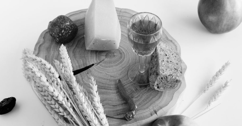 découvrez le casu marzu, le célèbre fromage corse unique en son genre, connu pour sa texture fondante et son goût puissant, apprécié des amateurs de fromages authentiques.