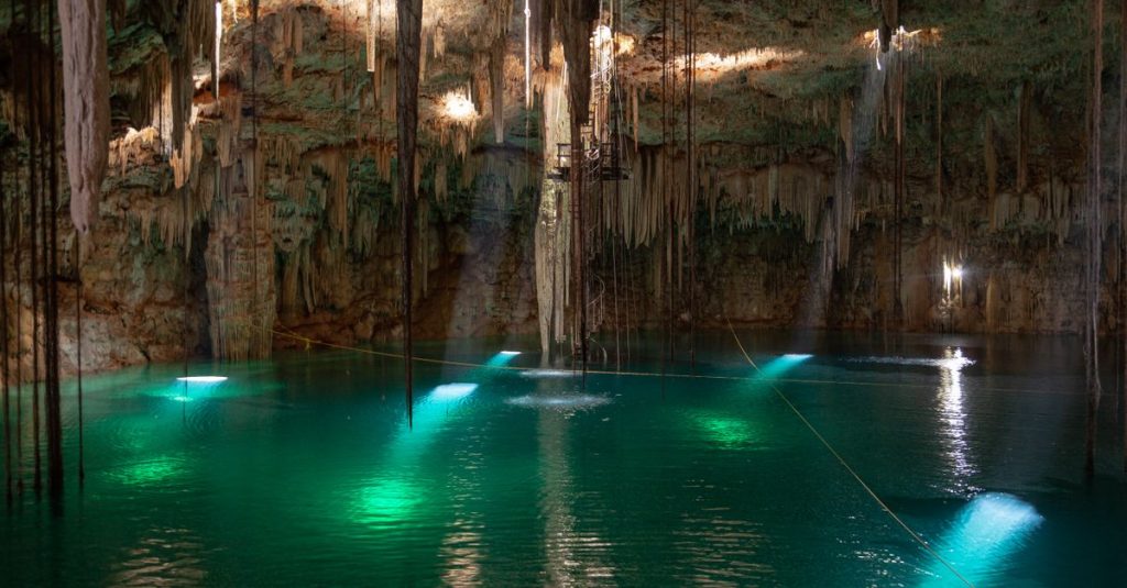 découvrez les cénotes, ces formations naturelles uniques du mexique offrant des eaux cristallines idéales pour la baignade, la plongée et l'exploration de paysages subaquatiques exceptionnels.