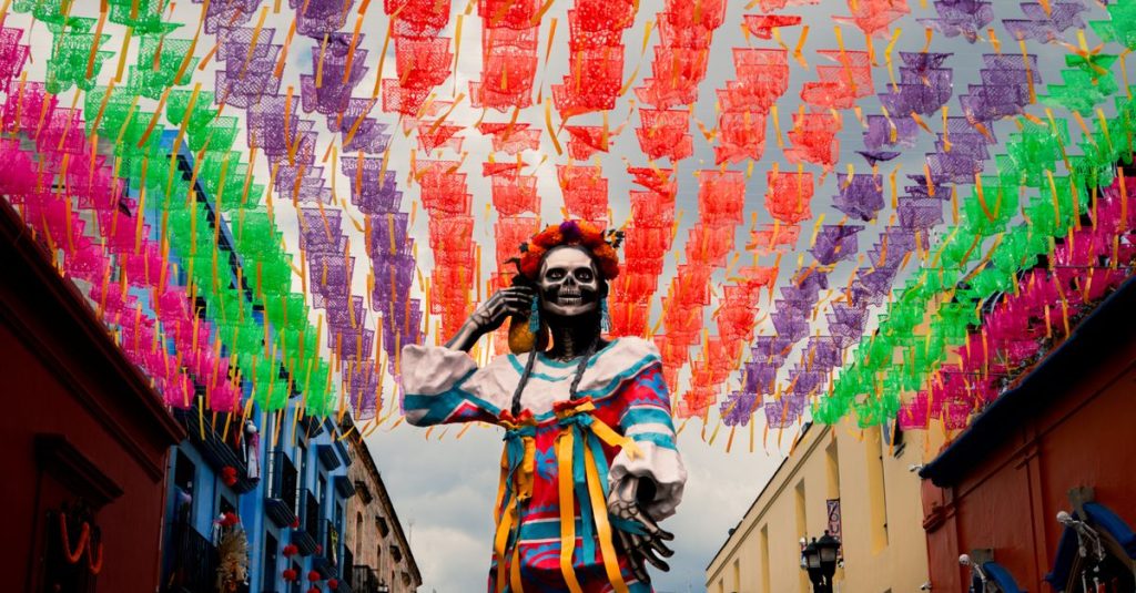 découvrez l'histoire et les traditions du jour des morts, une fête mexicaine colorée qui célèbre la mémoire des proches disparus avec des offrandes, des danses et des symboles culturels uniques.
