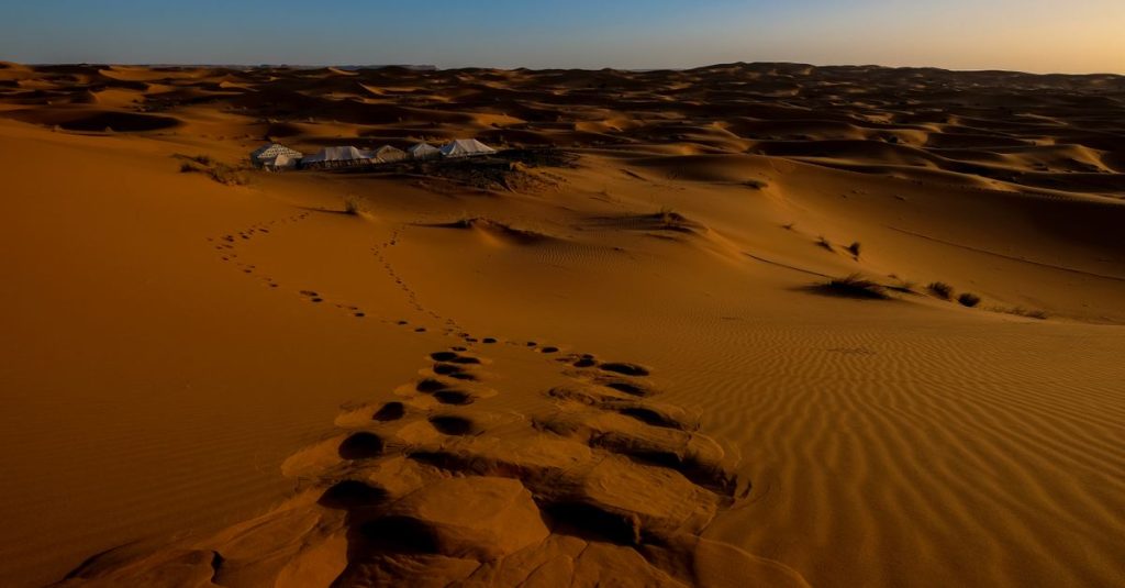 découvrez l'aventure du camping dans le désert : paysages uniques, nuits étoilées et sensations inoubliables au cœur de la nature sauvage.