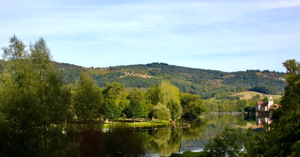 découvrez les sites incontournables de la dordogne, entre châteaux médiévaux, villages pittoresques et paysages naturels époustouflants.