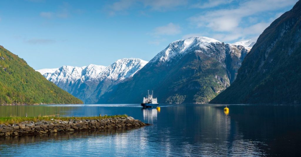 découvrez la beauté spectaculaire des fjords, ces vallées glaciaires profondes aux falaises impressionnantes, idéales pour les amoureux de la nature et de l'aventure.