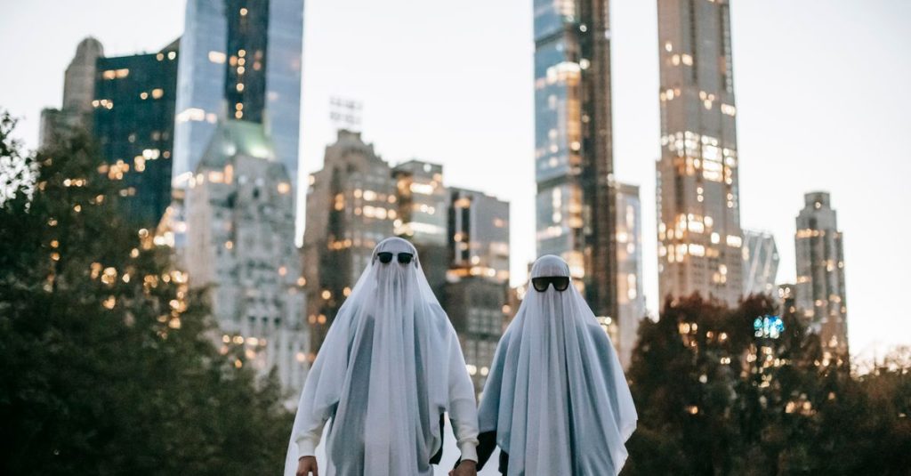 découvrez comment célébrer halloween à new york avec des événements effrayants, des défilés costumés, des maisons hantées et des activités pour toute la famille.