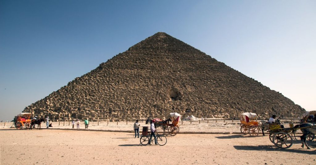 découvrez la pyramide de khéops, l'une des sept merveilles du monde antique, symbole de l'égypte ancienne et chef-d'œuvre architectural.