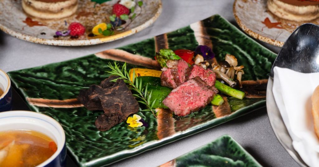 découvrez une expérience culinaire exceptionnelle avec notre kobe beef dining, où la viande de bœuf kobe tendre et savoureuse est préparée avec soin pour ravir vos papilles.