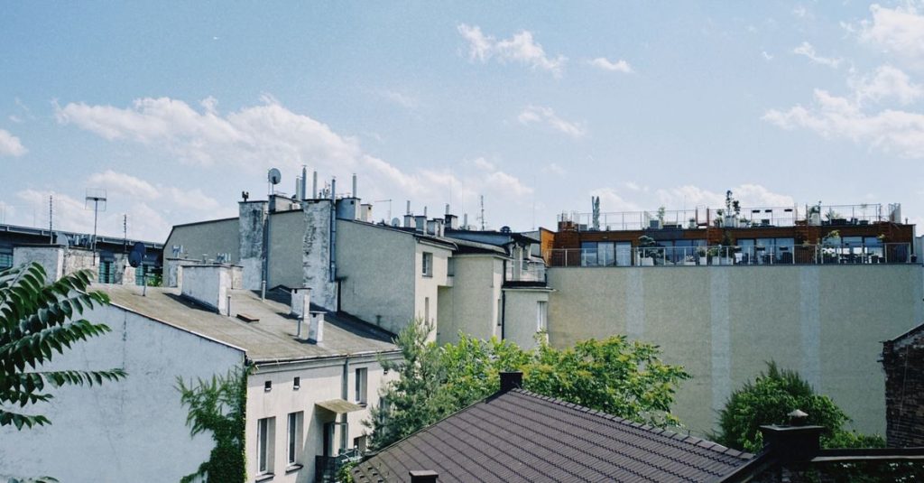 découvrez cracovie, une ville riche en histoire, culture et traditions, idéale pour des vacances inoubliables en pologne.