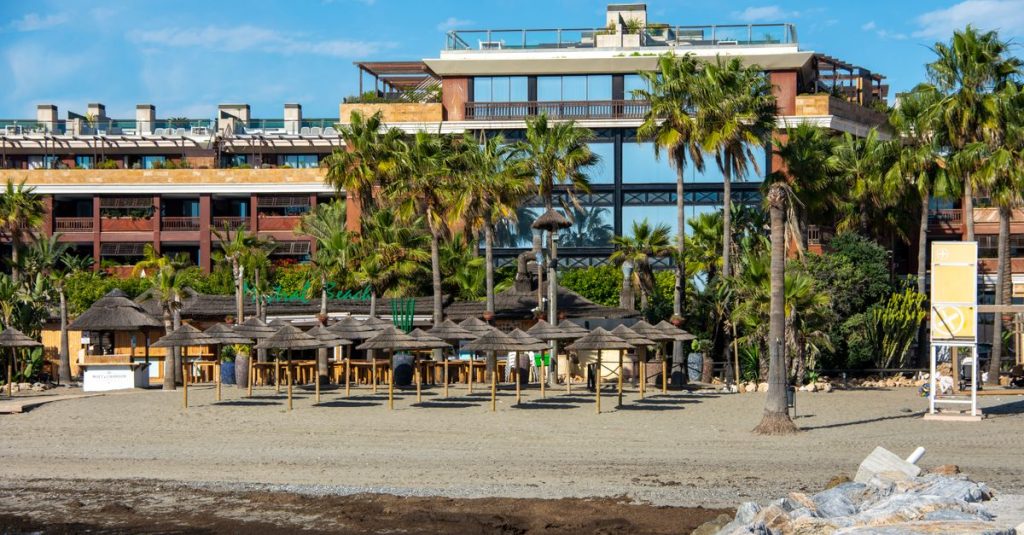 découvrez marbella, une destination de rêve sur la costa del sol, célèbre pour ses plages magnifiques, son ambiance festive et son charme élégant.