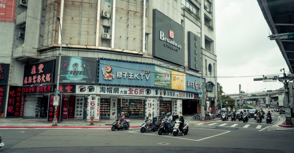 découvrez nakano broadway, un centre commercial emblématique de tokyo célèbre pour ses boutiques de produits pop culture, mangas, anime et objets rares.