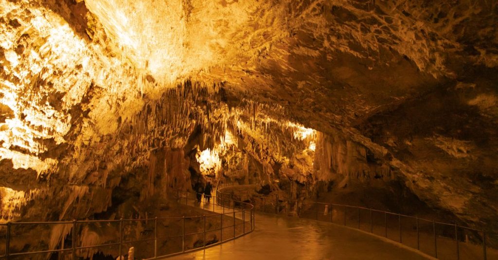 découvrez les grottes de nerja, un site naturel spectaculaire en espagne offrant des formations géologiques impressionnantes et une histoire fascinante à explorer.