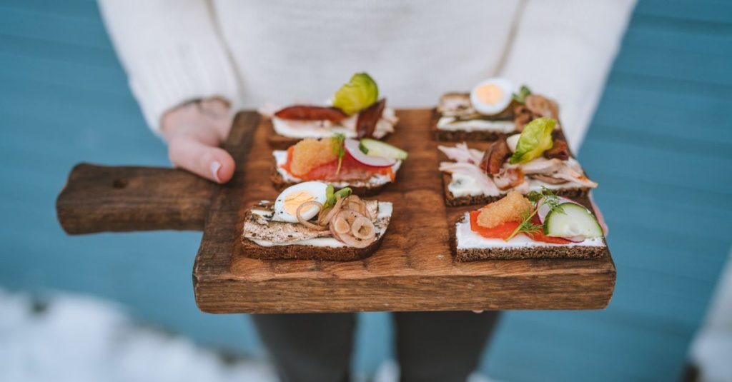 découvrez la gastronomie norvégienne, un voyage culinaire entre traditions maritimes et saveurs nordiques authentiques.