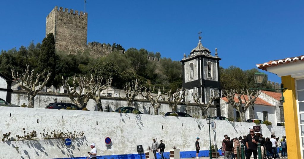 découvrez óbidos, charmante ville médiévale du portugal, célèbre pour ses remparts bien conservés, ses ruelles pittoresques et ses événements culturels uniques.