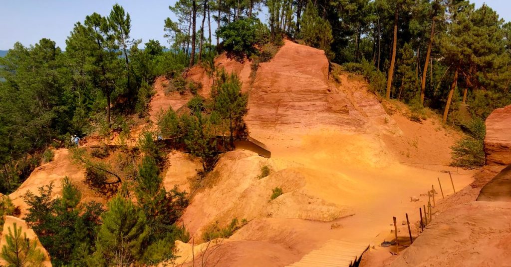 découvrez la richesse des ocres, ces pigments naturels aux teintes chaudes et terreuses, utilisés depuis des millénaires en art et décoration.