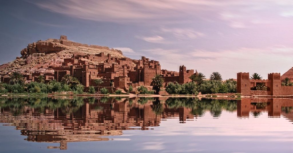 découvrez le désert d'ouarzazate, ses paysages époustouflants, ses dunes majestueuses et son ambiance authentique au cœur du maroc.