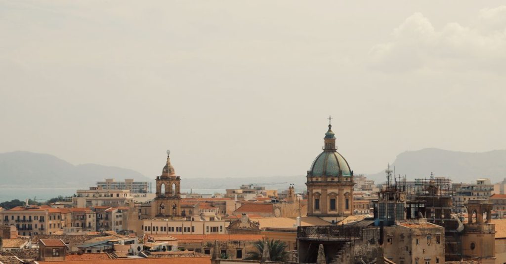 découvrez palerme, la capitale vibrante de la sicile, riche en histoire, culture et délicieuses spécialités culinaires méditerranéennes.