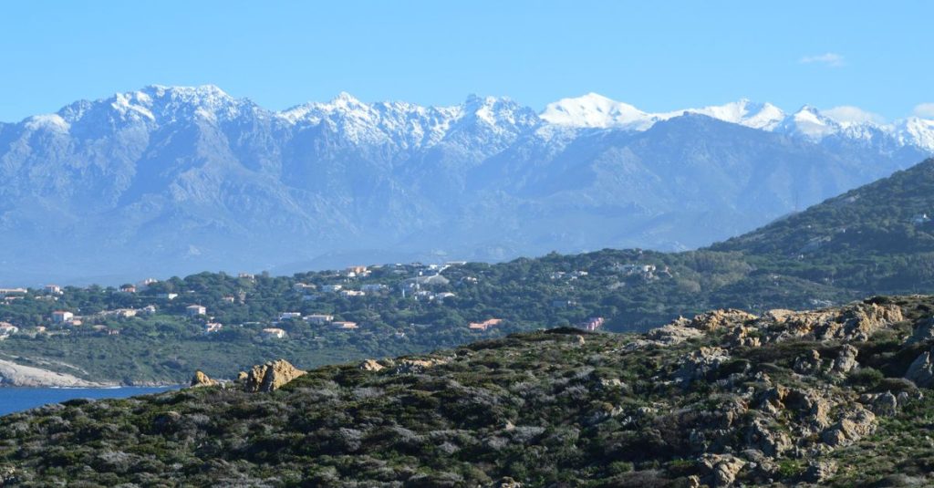 découvrez la meilleure ambiance pour vos soirées en corse avec notre guide des fêtes, clubs et événements incontournables sur l'île.